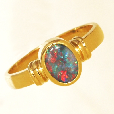 18k Yellow Gold Ring with a BLACK OPAL Beautiful red blue sparkling multicolour